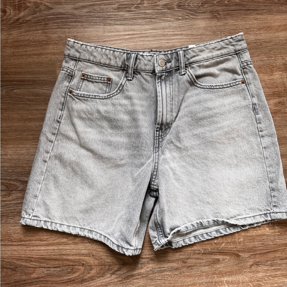 ZARA Light Gray High Waisted TRF Denim Shorts – Size 8 (USA)